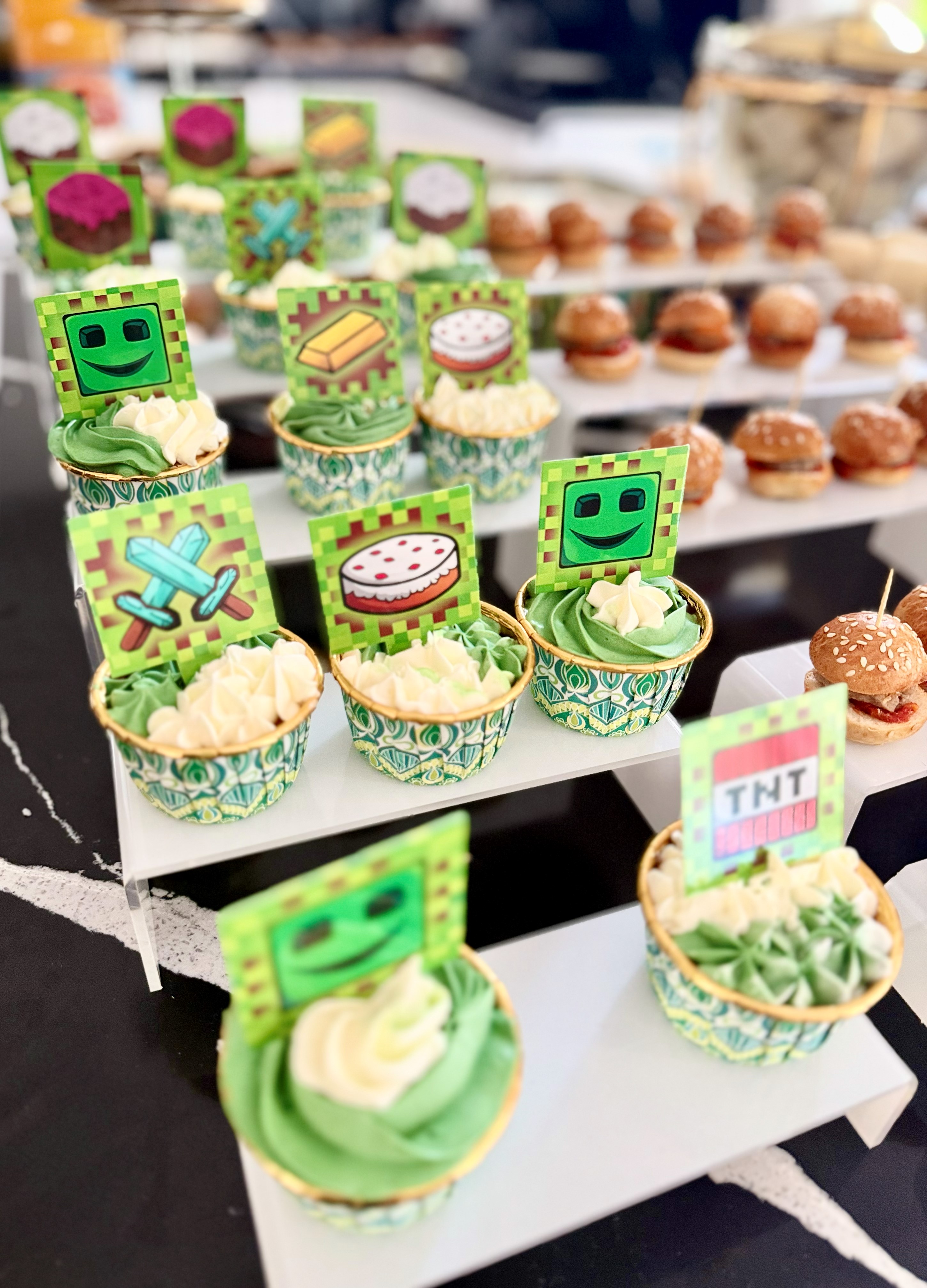 Cupcakes et détails sucrés personnalisés pour un anniversaire à thème