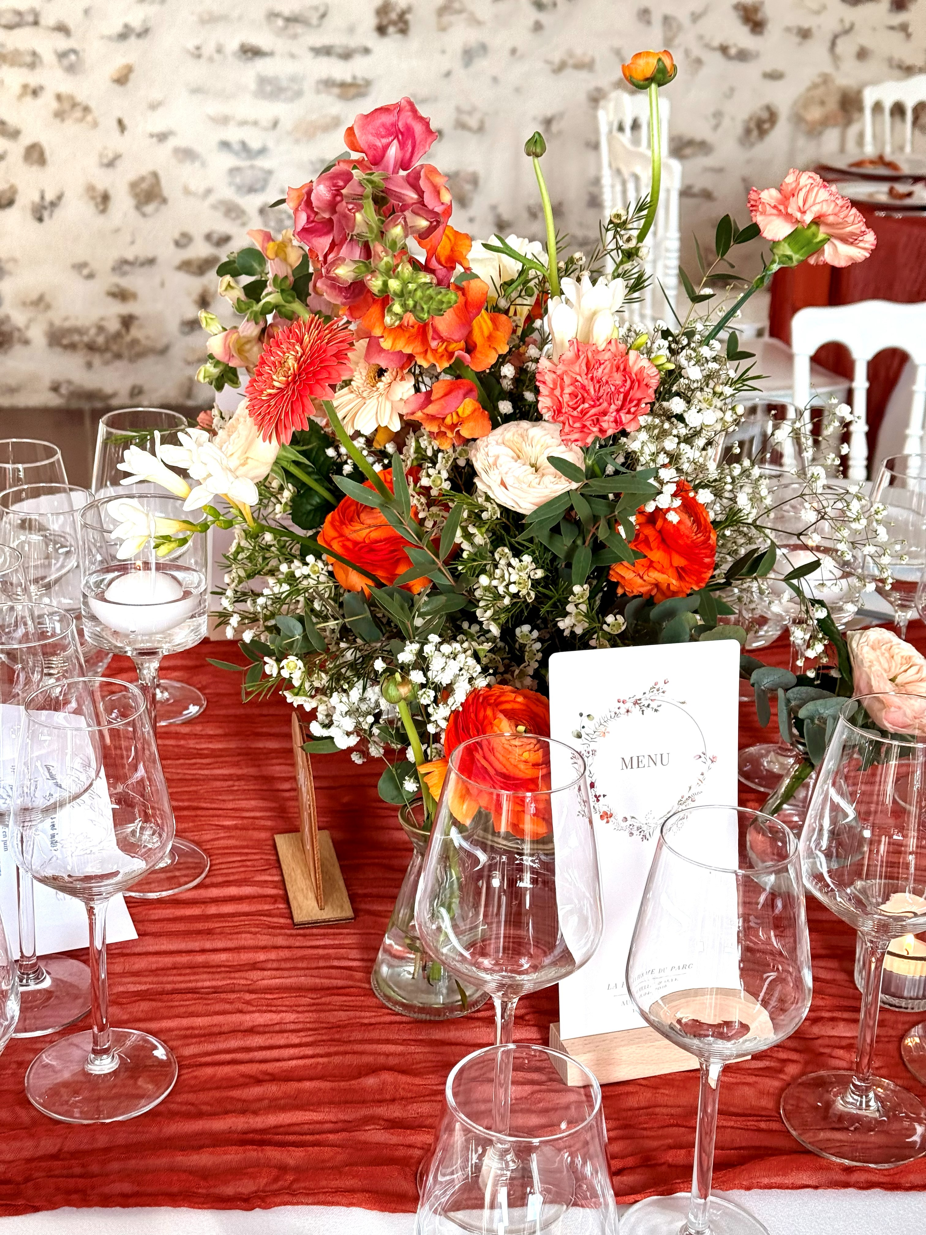 Centre de table fleuri pour un mariage